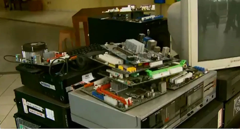 Placas / Circuitos eletroeletrônicos empilhados em uma mesa